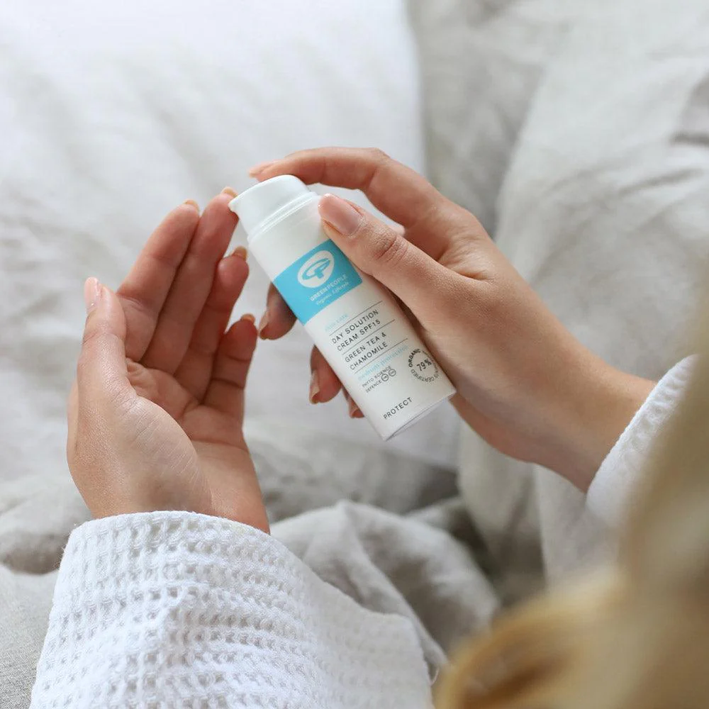 Green People - Day Solution Cream SPF 15 - Green Tea & Chamomile - 50ml - Image 3